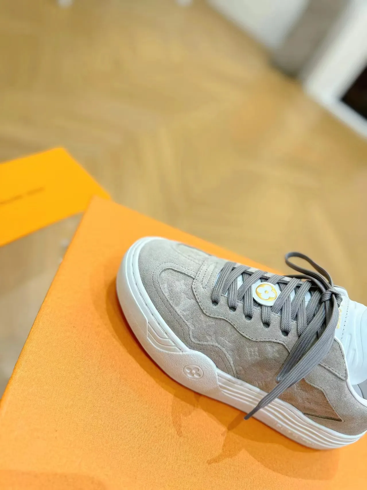 👟👟Ex-factory price 620👟👟Men's size +10 Same style for men and women🔥🔥𝐋𝐕 𝐃𝐢𝐬𝐜𝐨𝐯𝐞𝐫𝐲 2024 new sports shoes thick sole casual ❗️❗️ original purchase development and production LV Discovery lace-up shoes were unveiled at Louis Vuitton's fourth show. They are made of technical mesh fabric and metallic synthetic materials to create a streamlined design. Brand elements embellish the upper and lightweight rubber outsole, with technical shoelaces. Fabric: Original imported cowhide + technology mesh Inner lining: Original customized breathable mesh Sole: Original molded ultra-light rubber foam material Bottom thickness: 5.5CM Size: Women's 35-41 (41 customized), Men's 39-46, (45-46 customized)